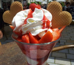 Ice Ice Cream Sundae Strawberries - HotelMonacoMuenchen / Pixabay